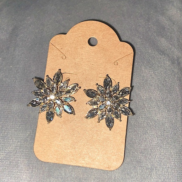 Snowflake Rhinestone Earrings Brand New Never worn - Picture 3 of 3